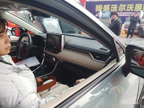 国产五系安装车顶箱视频,创新设计，提升驾驶体验