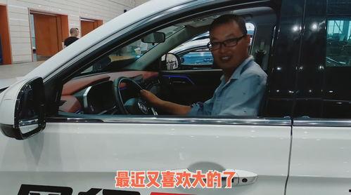 小伙子看中国产车视频