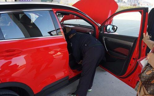 小伙子看中国产车视频